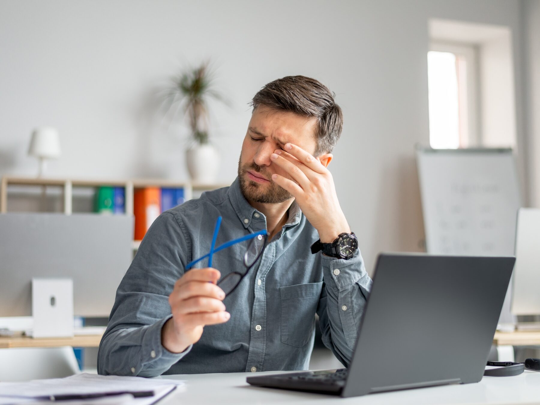 Mal di testa e occhio secco: che cos’hanno in comune| Centro oculistico
